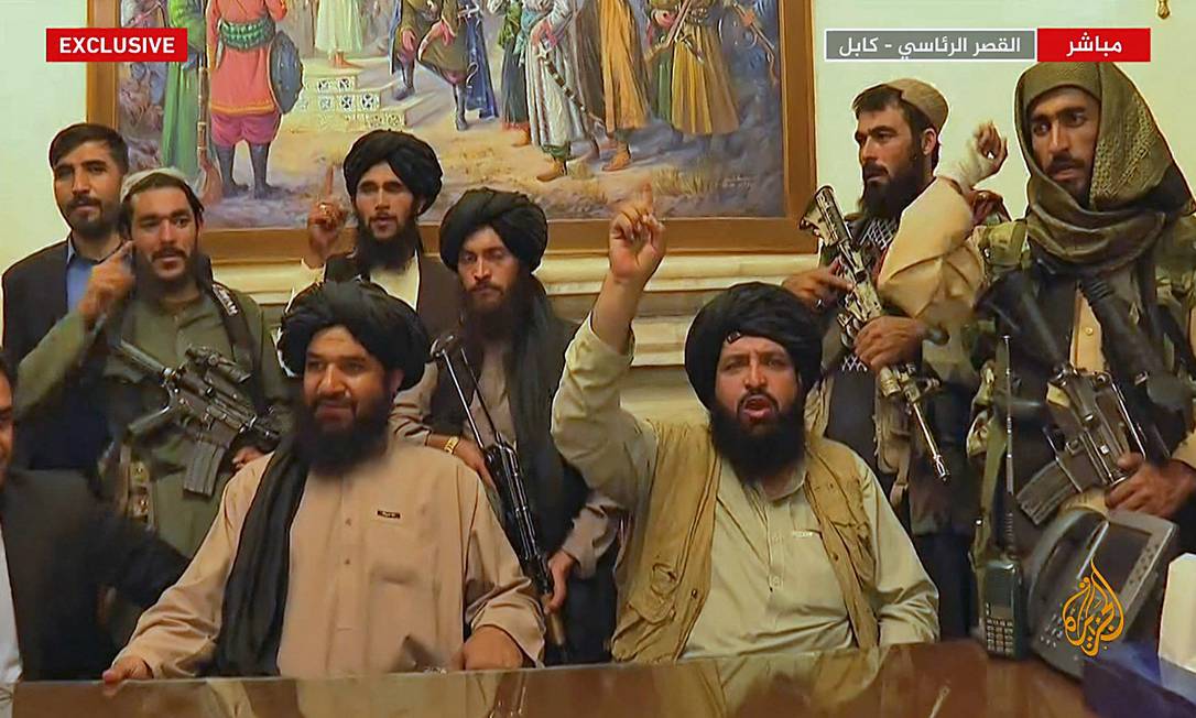 Combatentes do Talibã ao assumirem o controle do palácio presidencial em Cabul, no dia 16 de agosto, em imagem da rede de TV Al Jazeera do Qatar. Principais lideranças da milícia ainda não estão na capital Foto: - / AFP