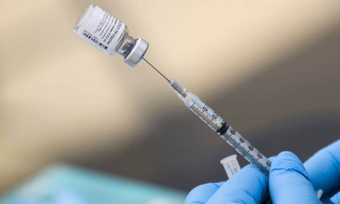 A vacina da Pfizer (foto) será usada como dose de reforço no Brasil Foto: Patrick T. Fallon / AFP
