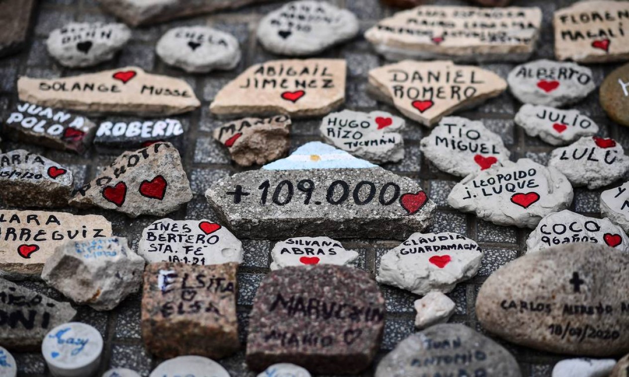 Pedras com nomes de vítimas da COVID-19 foram colocadas fora da Casa Rosada, na capital da Argentina, Buenos Aires, em protesto contra o governo do presidente Alberto Fernandez Foto: RONALDO SCHEMIDT / AFP