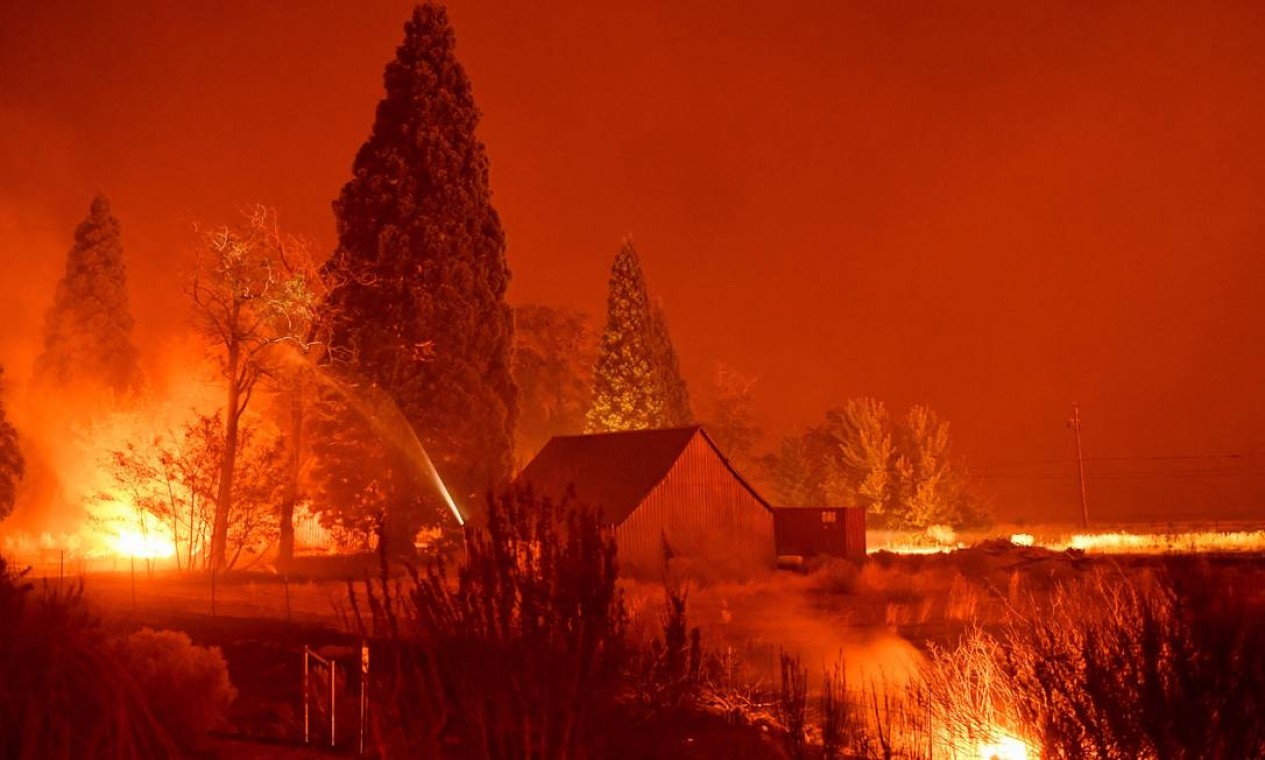 Imagem de longa exposição mostra o incêndio florestal fora de controle perto de Janesville, Califórnia. O incêndio florestal no norte da Califórnia se tornou o maior na história do estado Foto: PATRICK T. FALLON / AFP