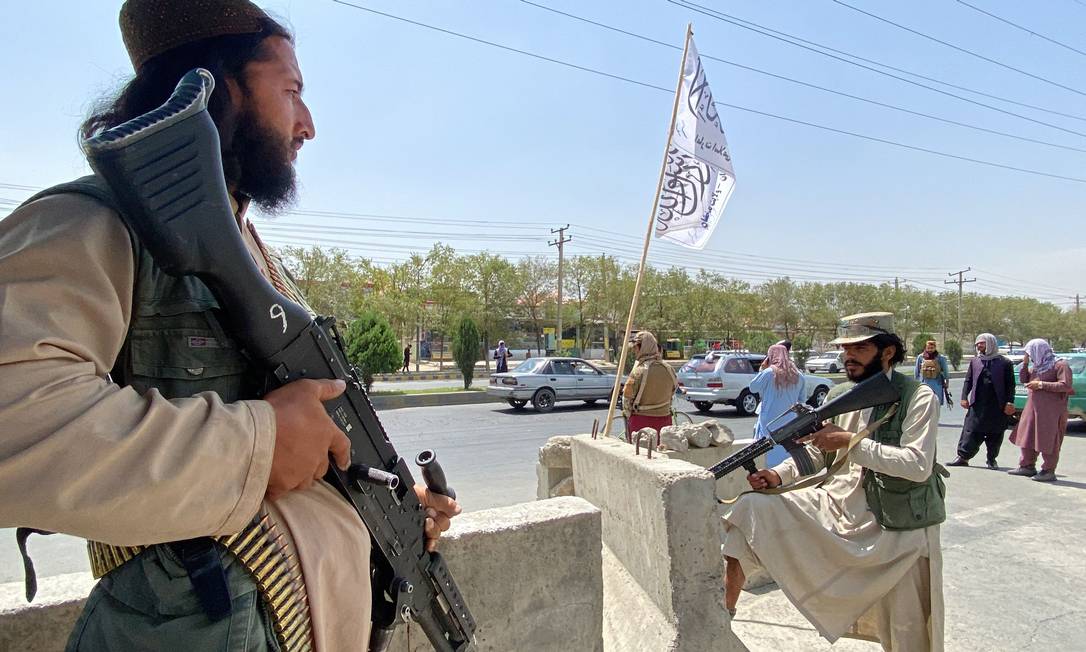 Combatentes do Talibã montam guarda em um portão de entrada do lado de fora do Ministério do Interior, em Cabul, capital do Afeganistão Foto: JAVED TANVEER / AFP