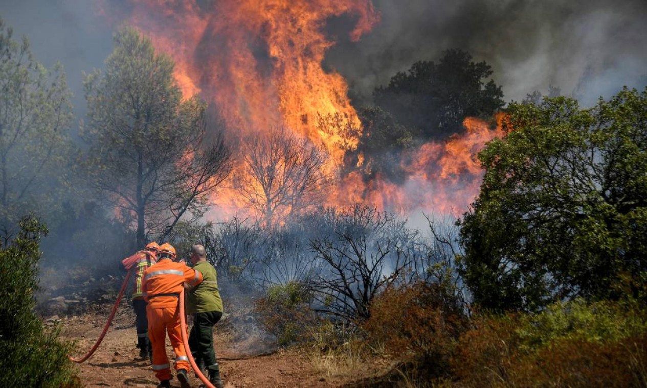 Bombeiros franceses tentam extinguir um incêndio florestal em Gonfaron,
no departamento francês de Var, sul da França Foto: NICOLAS TUCAT / AFP