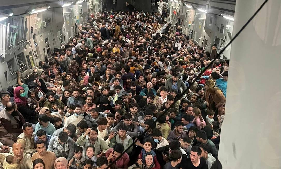 O avião militar que saiu do país com 640 afegãos, ainda no domingo, dia 15; a partir de segunda-feira, os afegãos foram impedidos de embarcar nos aviões militares americanos Foto: COURTESIA DO SITE DEFENSE ONE / via REUTERS/15-8-2021