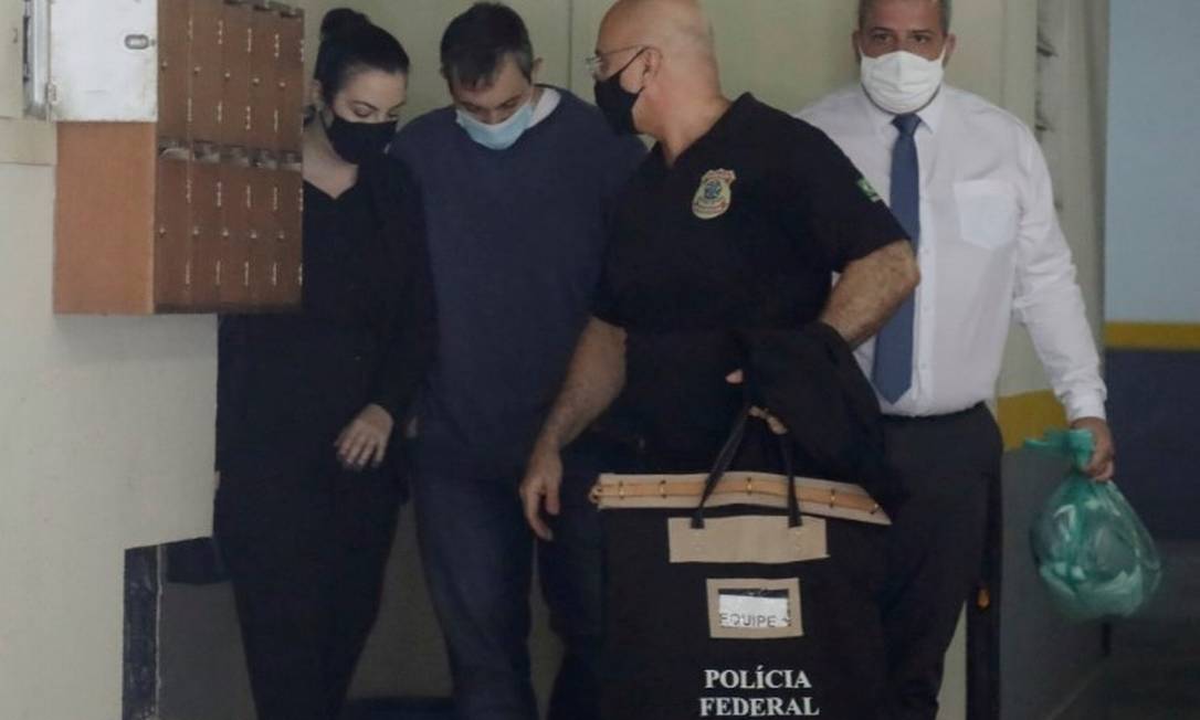 O Secretário de Administração Penitenciária do Rio, Raphael Montenegro, é preso pela Polícia Federal em sua casa na Urca Foto: Gabriel de Paiva/ Agência O Globo