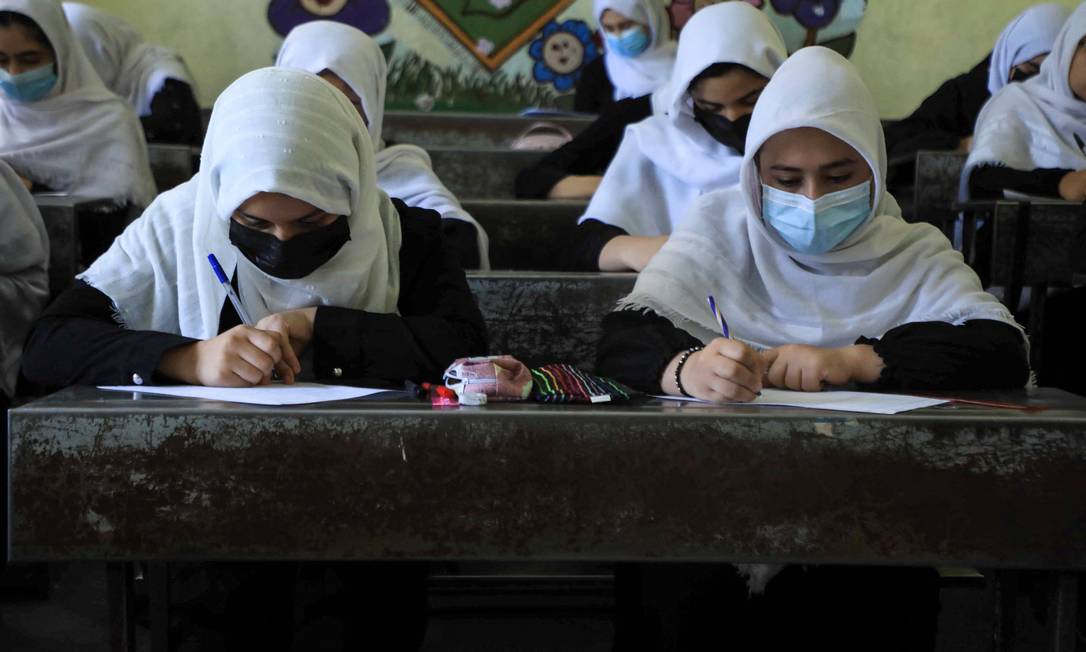 Jovens assistem às aulas em Herat, no Afeganistão: medo do futuro Foto: AREF KARIMI / AFP