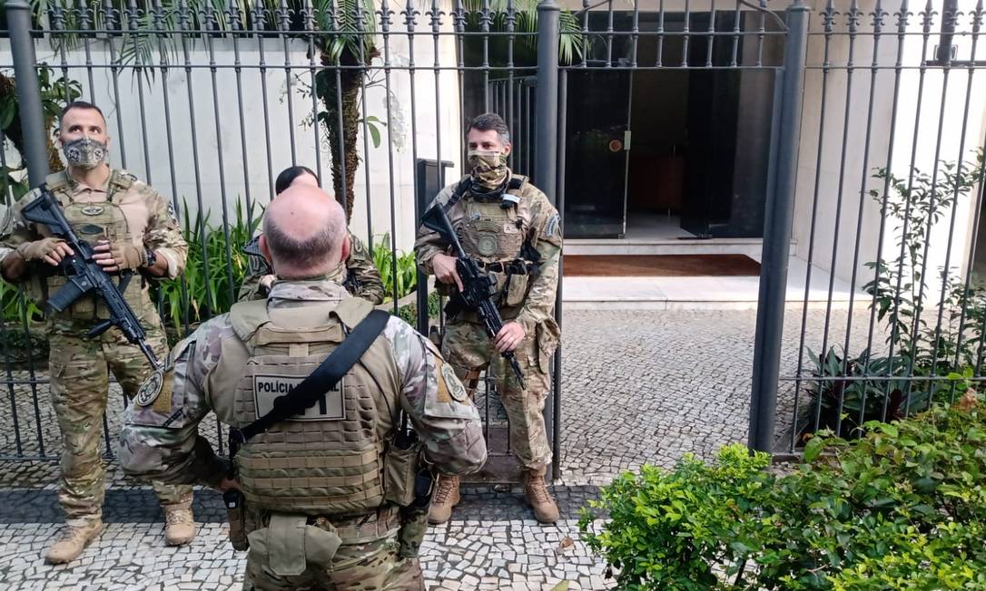Policiais federais na porta da casa do secretário de Administração Penitenciária Raphael Montenegro antes da prisão Foto: Fabiano Rocha / Agência O Globo