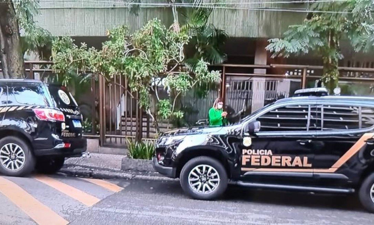 Policiais Federais aguardam a saída do secretário de Administração Penitenciária Raphael Montenegro na residência, na Urca, para ser levado à sede da Policia Federal Foto: Reprodução / TV Globo