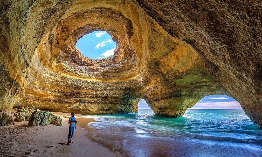 Algar de Benagil, ou 'O Templo', uma das grutas subterrâneas mais conhecidas do Algarve, na cidade de Lagoa Foto: Julius Silver / Pixabay / Reprodução