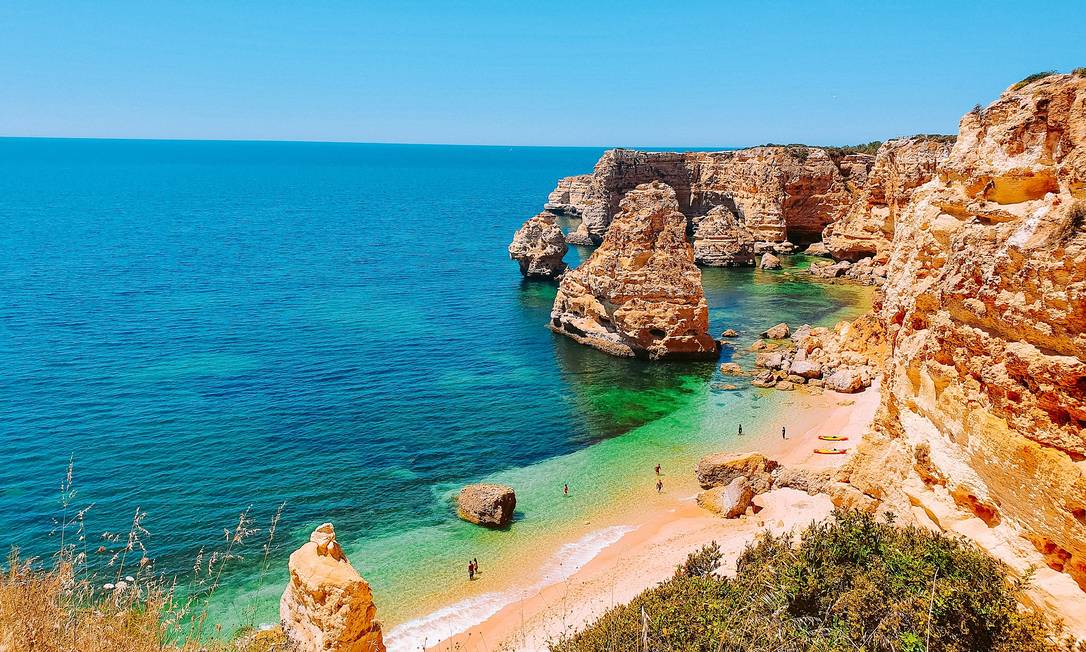 Praia de Benagil, em Lagoa, no Algarve: região do sul de Portugal tem um dos litorais mais bonitos da Europa Foto: Pixabay / Reprodução