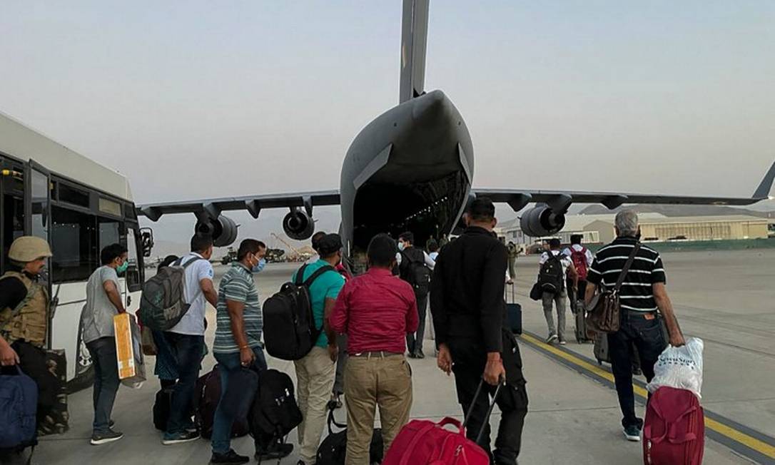Cidadãos indianos se preparam para embarcar em aviao militar enviado por Nova Délhi a Cabul Foto: - / AFP