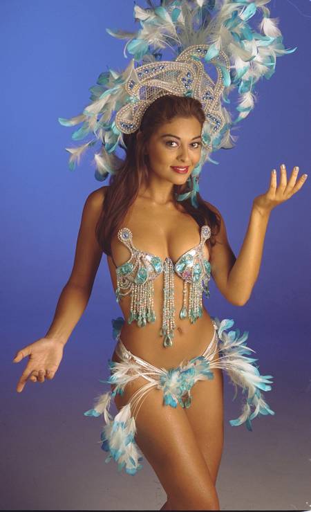 Juliana Paes em ensaio temático para o carnaval de 2001 Foto: Wania Corredo / Agência O Globo - 17/02/2001