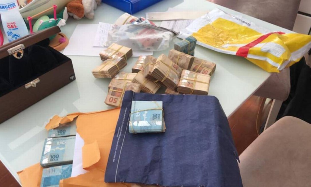 Polícia Federal apreendeu grante quantia de dinheiro em espécie, na casa de Raphael Montenegro, na Urca Foto: Divulgação