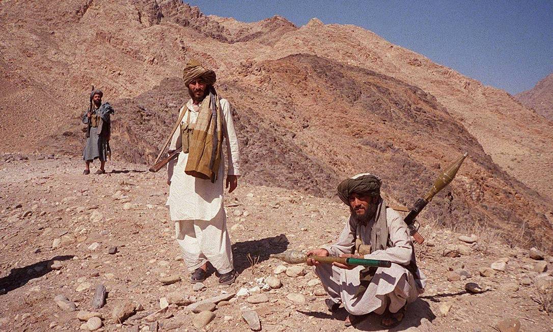 Integrantes do Talibã perto de Jalalabad, no Afeganistão, em outubro de 2001, uma semana depois do início da intervenção estrangeira que duraria duas décadas Foto: TARIQ MAHMOOD / AFP