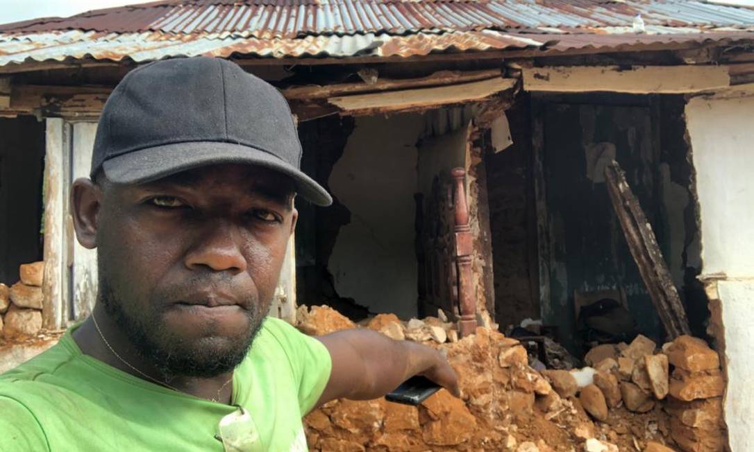 O engenheiro Jac-Ssone Alerte mostra os estragos do terremoto na vila onde constrói casas mais resistentes a tremores em Don de l’ Amitié, na cidade Duchity, no Haiti Foto: Divulgação 