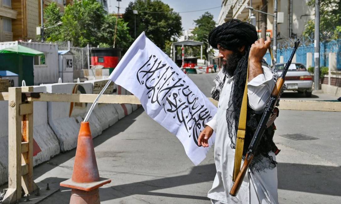 Soldado talibã numa rua de Cabul Foto: WAKIL KOHSAR / AFP