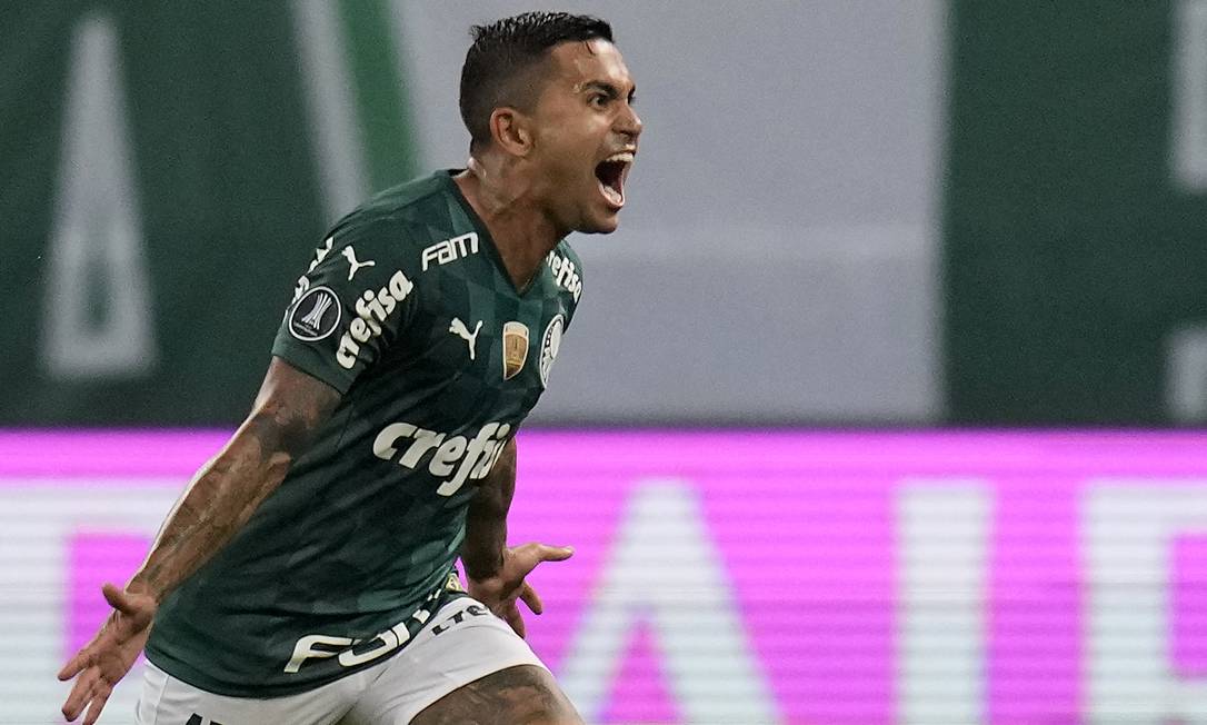 Dudu, do Palmeiras, comemora seu gol em cima do São Paulo Foto: ANDRE PENNER / AFP