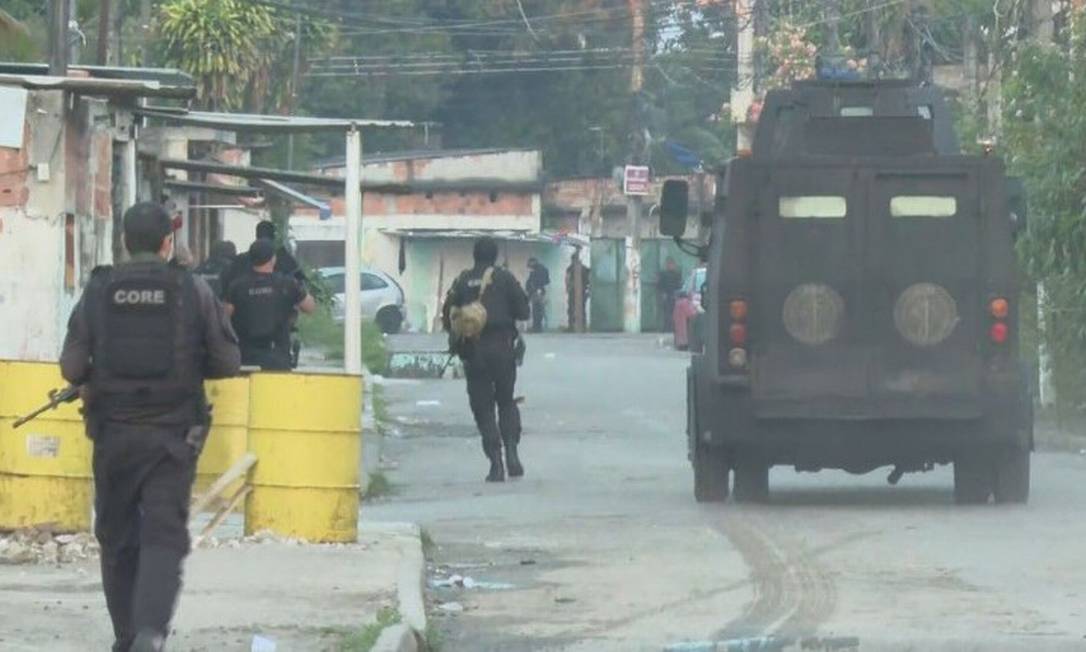 Operação contra o tráfico em Duque de Caxias Foto: Reprodução/TV Globo