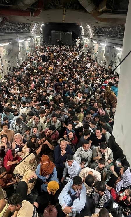 Afeg&atilde;os lotam o interior de uma aeronave de transporte C-17 Globemaster III da For&ccedil;a A&eacute;rea dos EUA, levando cerca de 640 afeg&atilde;os de Cabul, Afeganist&atilde;o, para o Qatar Foto: US AIR FORCE / via REUTERS