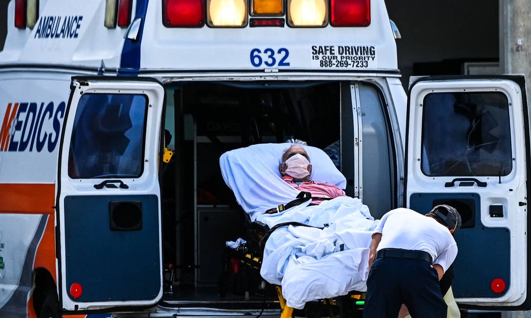 Paciente com Covid-19 é transferido de hopital em Miami Foto: CHANDAN KHANNA / AFP