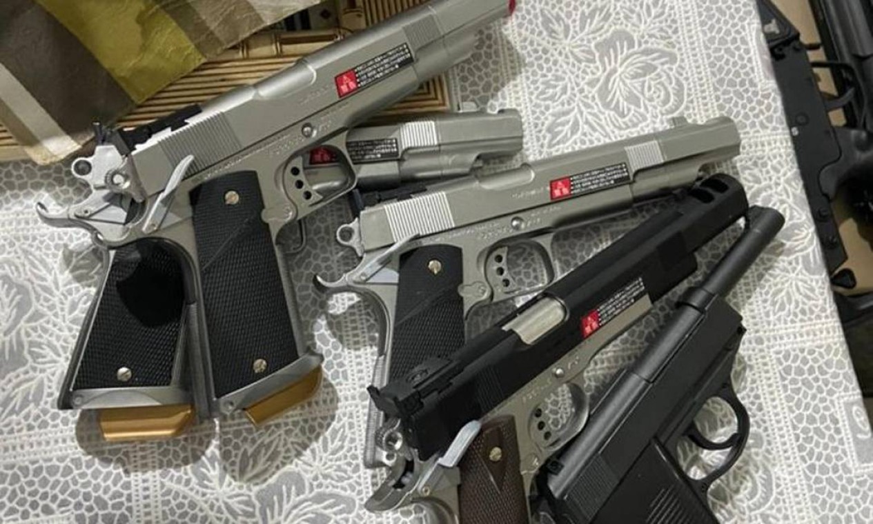 Pistolas apreendidas na casa da acusada de contrabando de armas Foto: Reprodução