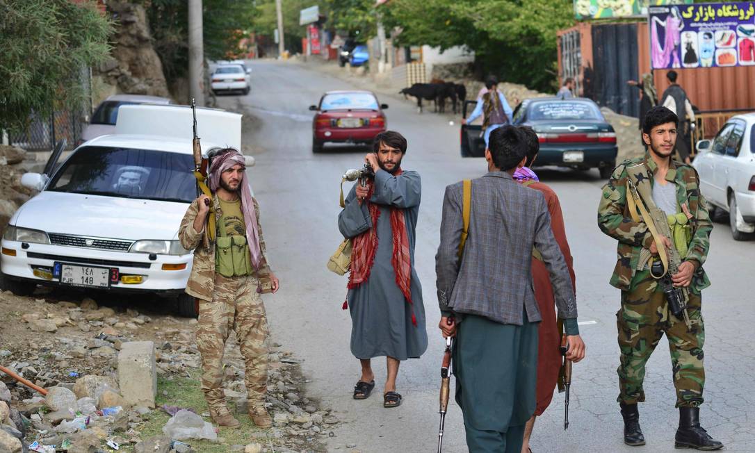 Homens armados doTalibã andando nas ruasd e Panjshir Foto: AHMAD SAHEL ARMAN / AFP