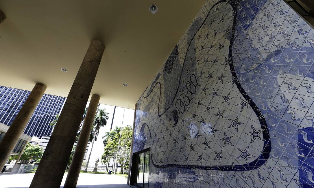 Painel de azulejos de Portinari no térreo do prédio do Palácio Capanema Foto: Antonio Scorza / Agência O Globo