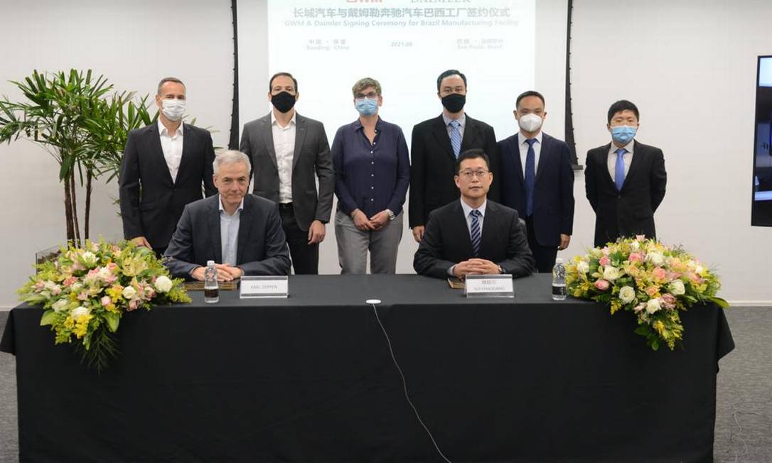 Executivos da Great Wall Motor e da Mercedes-Benz, após anúncio de compra de fábrica da montadora alemã pela multinacional chinesa Foto: Divulgação