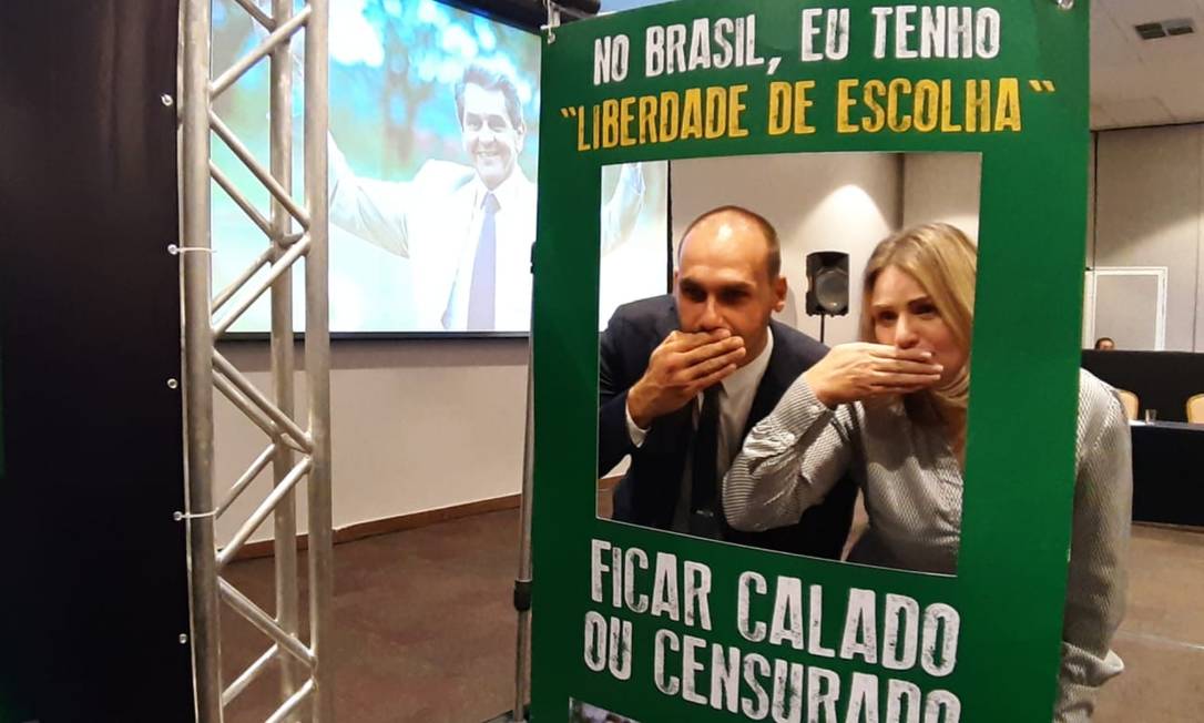 Eduardo Bolsonaro com Graciela Nienov, nova presidente do PTB, em ato a favor de Roberto Jefferson Foto: Evandro Éboli