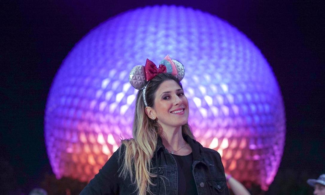 A humorista Dani Calabresa posa em frente à Spaceship Earth, a esfera que é o cartão-postal do EPCOT, um dos parques temáticos do Walt Disney World, na Flórida Foto: Acervo pessoal
