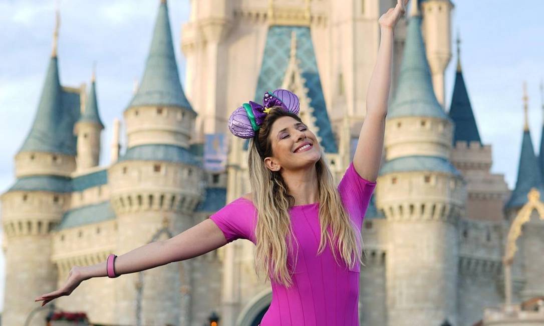 Dani Calabresa em frente ao Castelo da Cinderela, no Magic Kingdom, parque do Walt Disney World, na Flórida Foto: Acervo pessoal