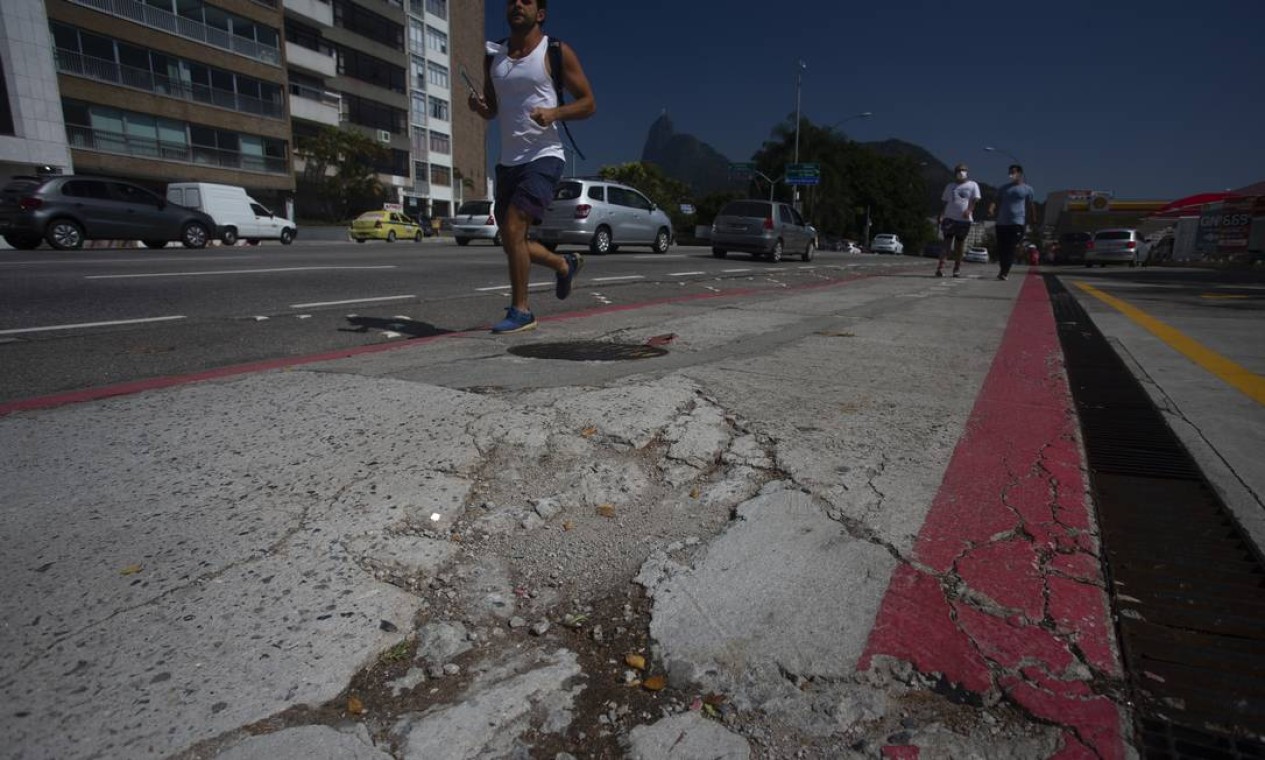 Homem se exercita na Avenida Pasteur, em Botafogo: risco de queda com má conservação da pista Foto: Márcia Foletto / Agência O Globo