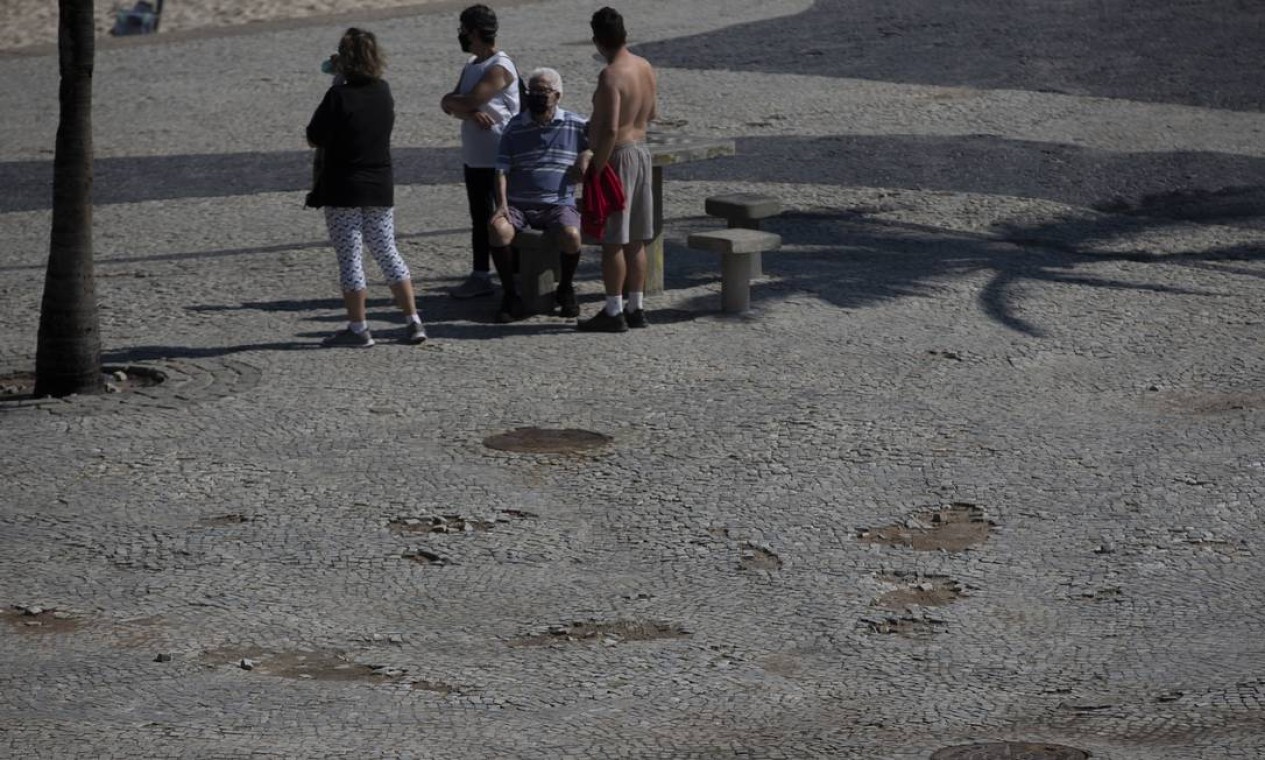 Buracos e falhas no calçamento de pedras portuguesas do Arpoador Foto: Márcia Foletto / Agência O Globo