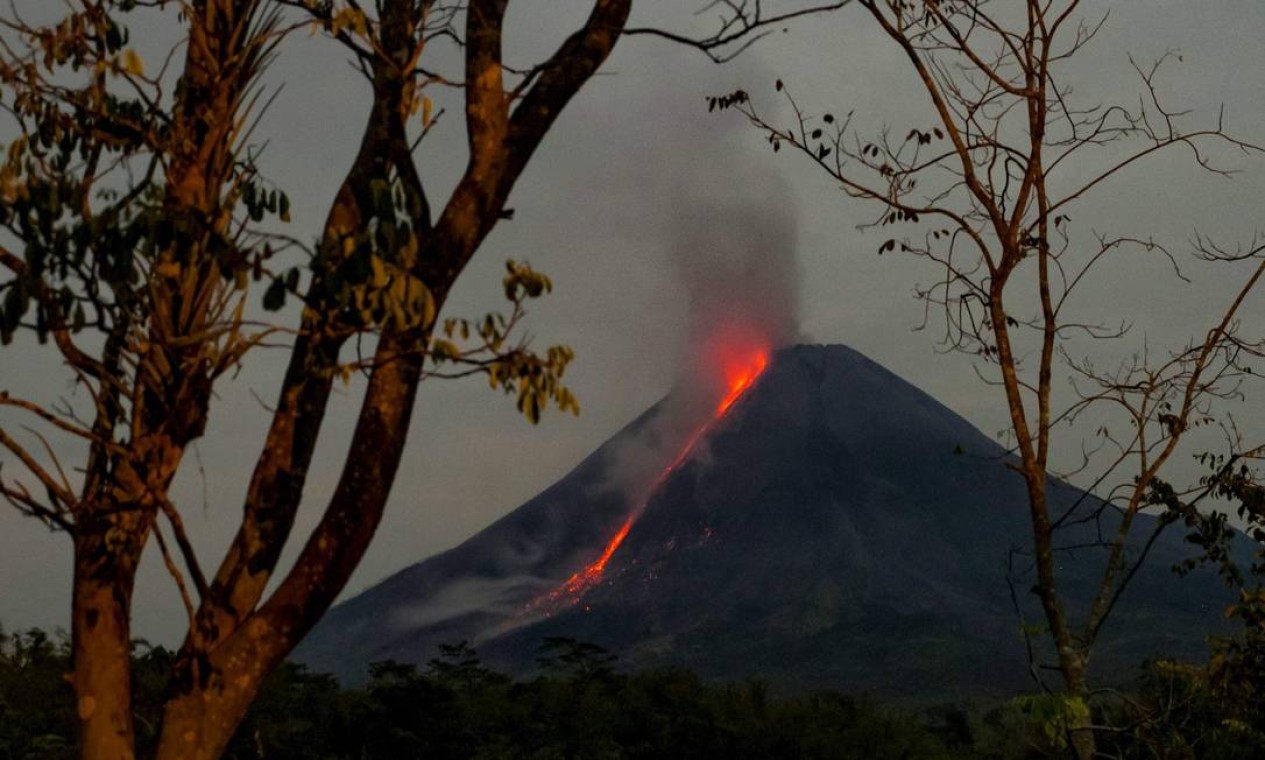 Lava flui do Monte Merapi, o vulcão mais ativo da Indonésia, visto da vila de Tunggularum, em Sleman Foto: AGUNG SUPRIYANTO / AFP