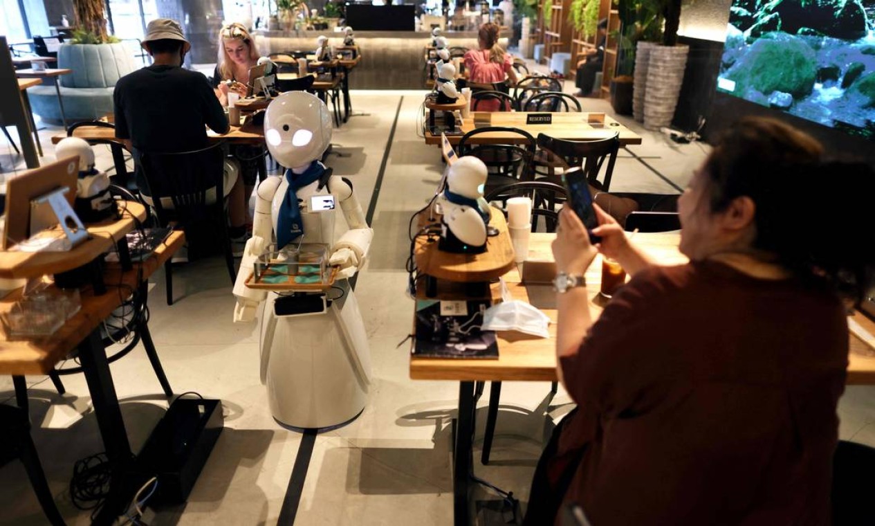 Robô humanóide entrega bebidas aos clientes no Café Dawn em Tóquio Foto: BEHROUZ MEHRI / AFP
