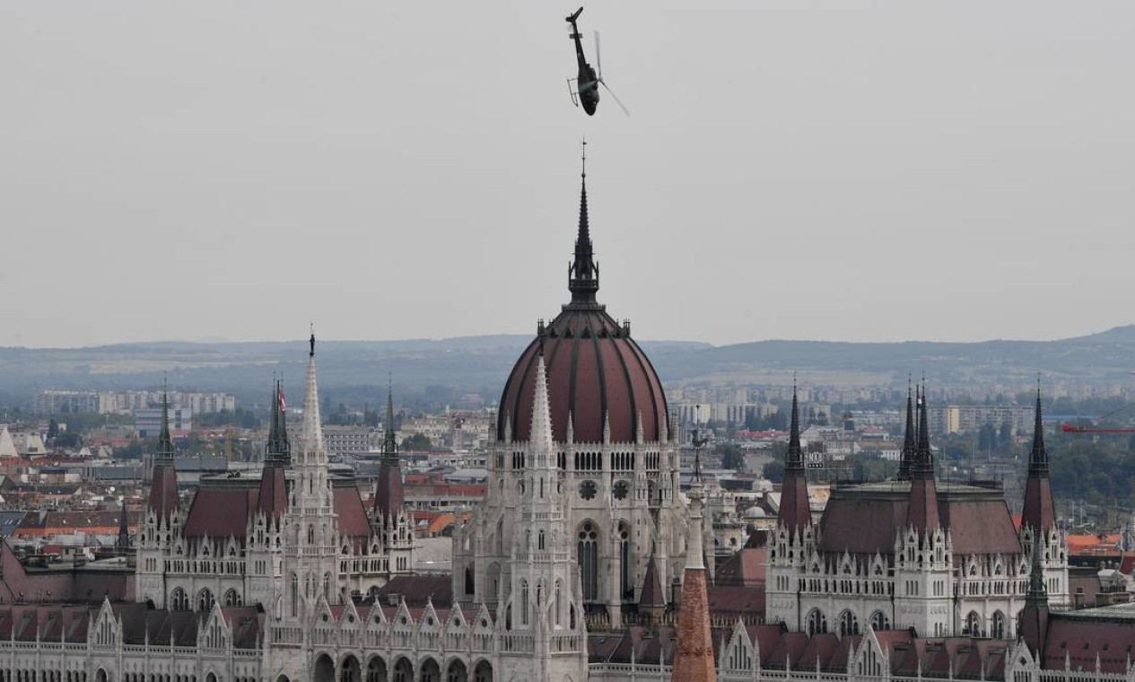 O helicóptero da Força Aérea Húngara AS 350 voa baixo durante a celebração do Dia de Santo Estêvão em Budapeste, Hungria Foto: MARTON MONUS / REUTERS