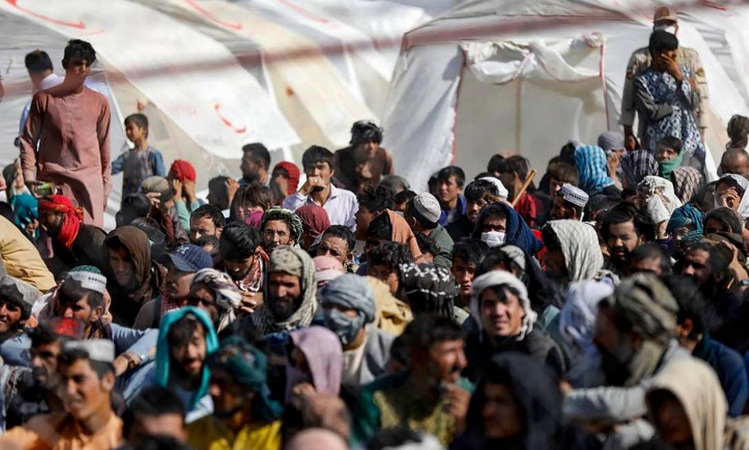 Afegãos esperam para tentar cruzar a fronteira perto da fronteira iraniana na região de Sistão, no Sudeste do país Foto: MOHAMMAD JAVADZADEH/Crescente Vermelha / AFP/19-8-21