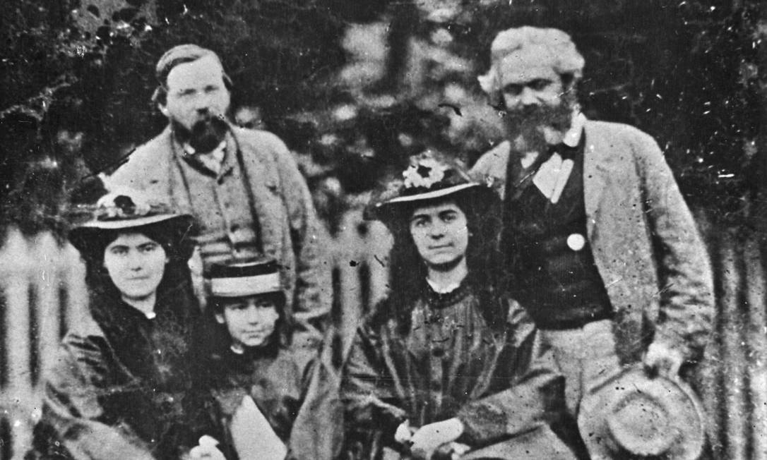 Retrato de família tirado em Londres, 1864: Friedrich Engels (em pé, à esquerda) e Karl Marx, com suas filhas (da esquerda para a direita) Jenny, Eleanor e Laura. Foto: Reprodução