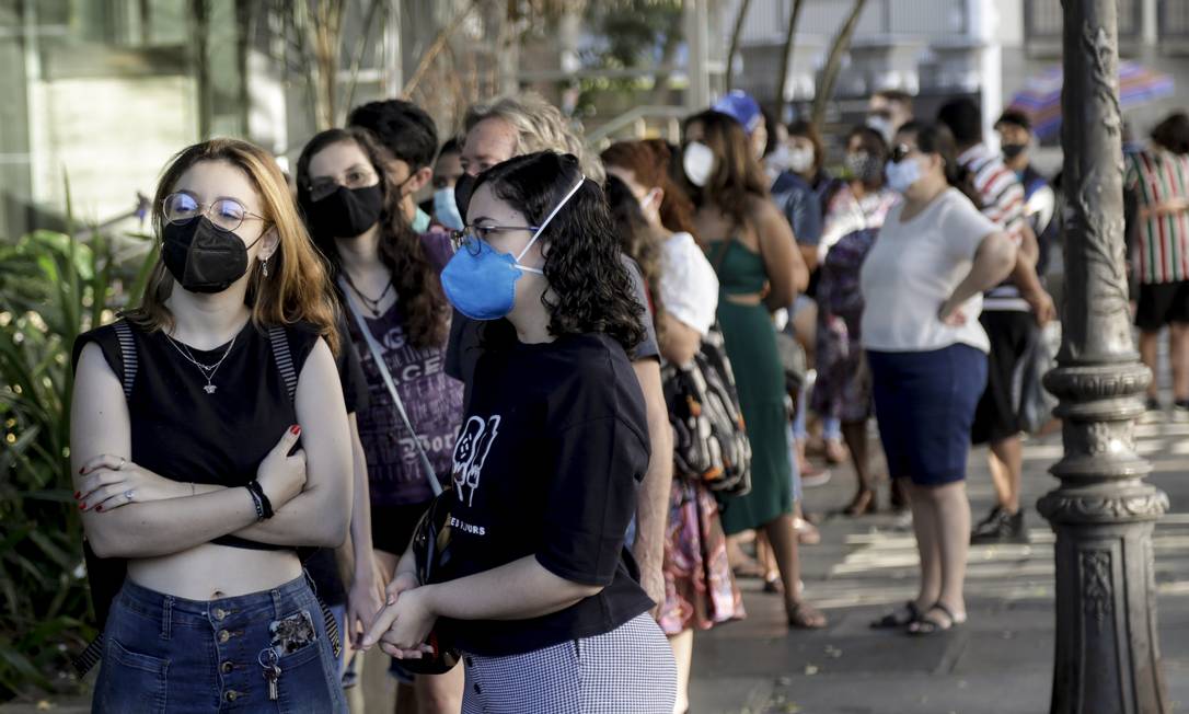 Jovens engrossam fila no dia que a vacinação chega aos 18 anos Foto: Gabriel de Paiva / Agência O Globo