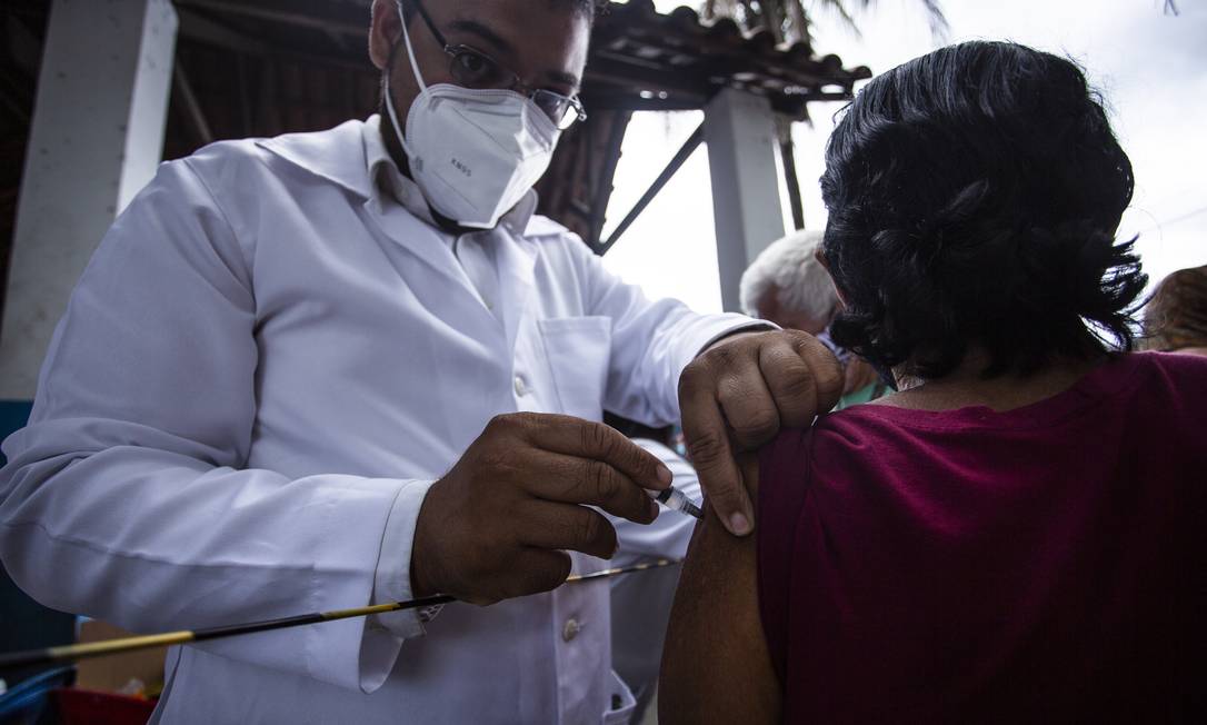 Idosa toma vacina contra Covid-19 no Rio Foto: Maria Isabel Oliveira / Agência O Globo