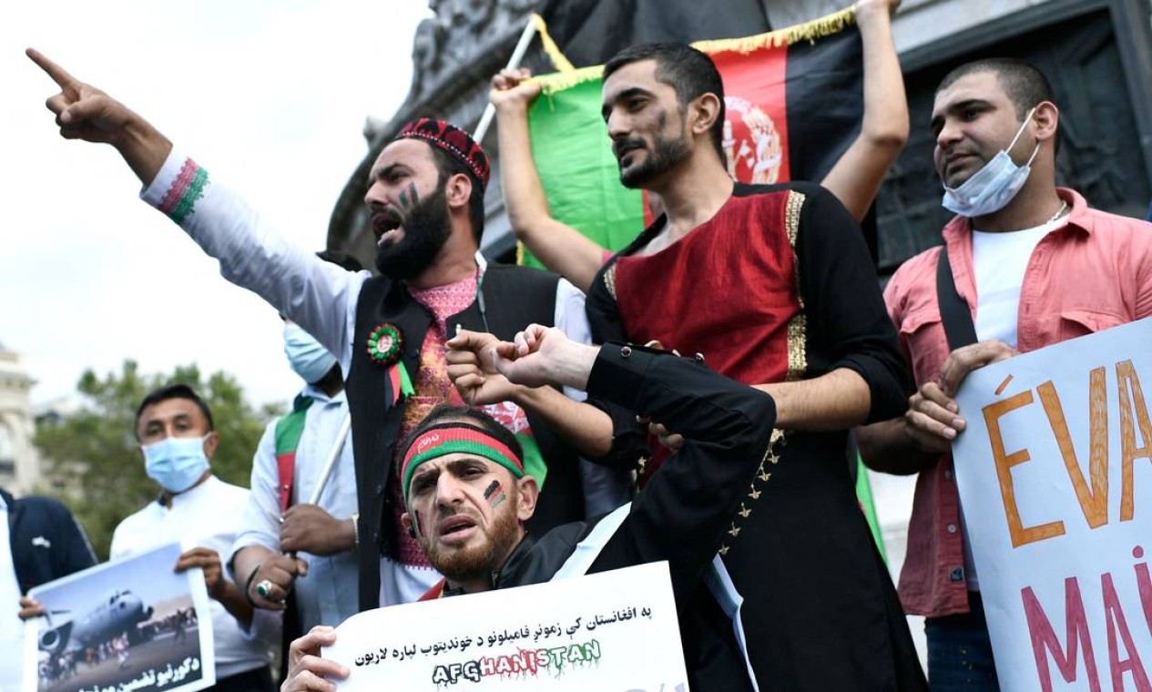 Manifestantes demonstram apoio ao Afeganistão após a tomada do país pelo Talibã, na Praça da República, em Paris. A manifestação é para protestar contra a tomada do Afeganistão pelo Talibã e mostrar solidariedade com os afegãos que se opõem ao novo regime em Cabul Foto: STEPHANE DE SAKUTIN / AFP