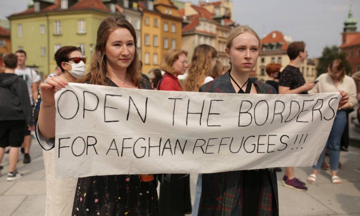 Pessoas participam de manifestação de solidariedade ao povo afegão, em Varsóvia, Polônia Foto: ADAM STEPIEN / Agencja Gazeta via REUTERS