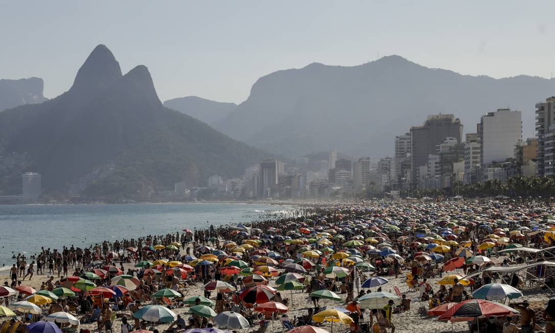 O aumento do número de casos de Covid-19 não afastou o carioca das praias Foto: Gabriel de Paiva / Agência O Globo