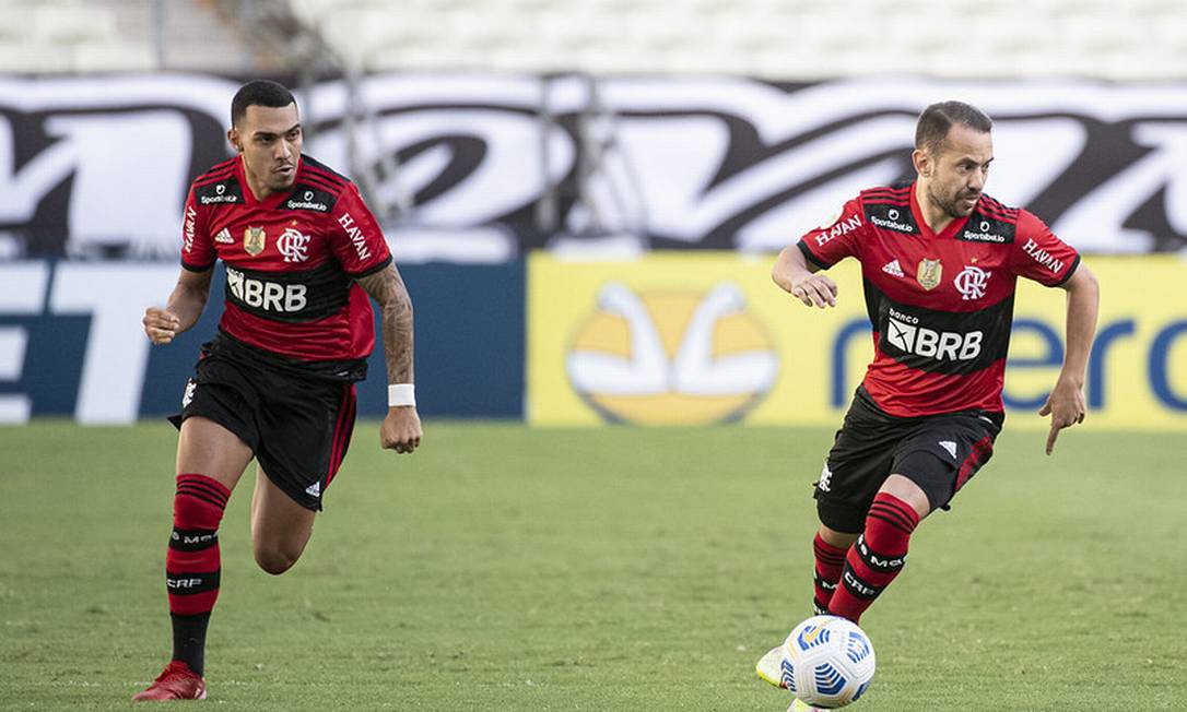 Matheuzinho e Ribeiro foram bem marcados na melhor opção de criação do Flamengo, pela direita Foto: Divulgação