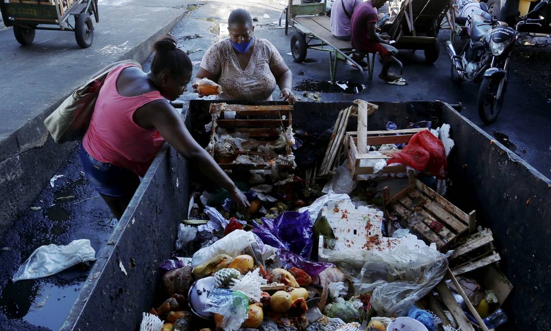 Pessoas buscam alimentos nas caçambas de lixo na Ceasa/RJ: novo programa vai elevar valor da linha da pobreza
Foto: Agência O GloboFabiano Rocha/30-03-2021