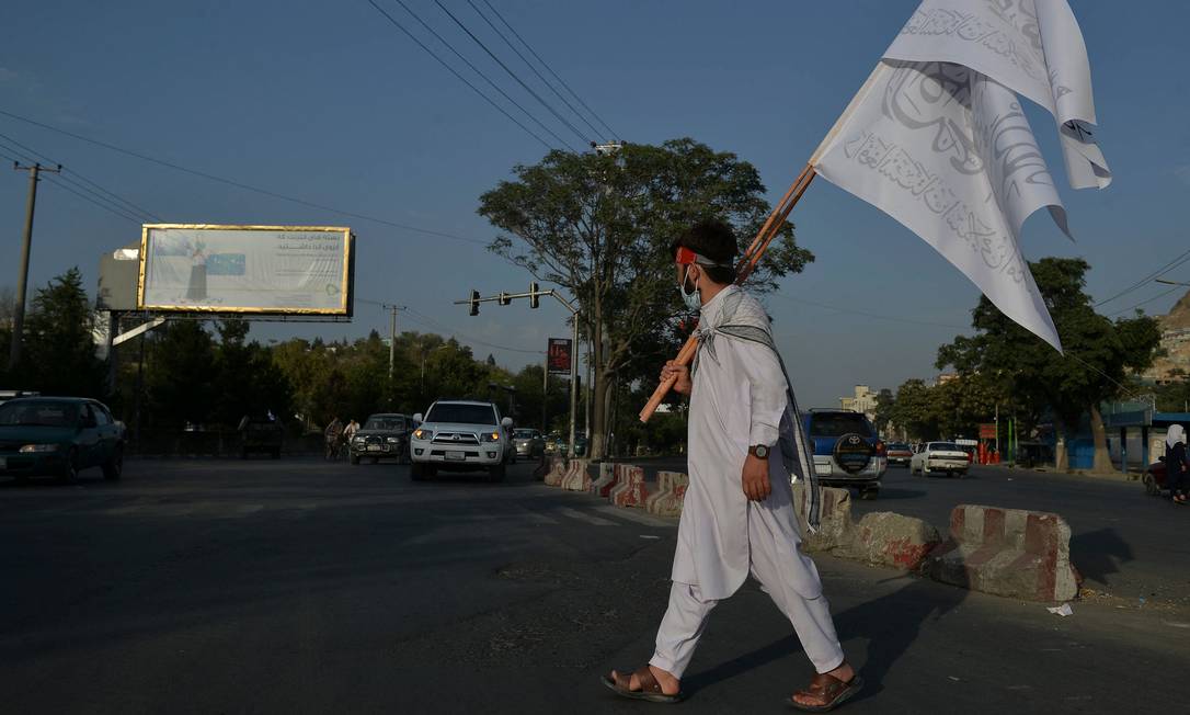 A man carries Taliban flags to sell at the Karte Mamorin area of Kabul city, Kabul on 22 August 2021. (Photo by Hoshang Hashimi / AFP) Foto: HOSHANG HASHIMI / AFP