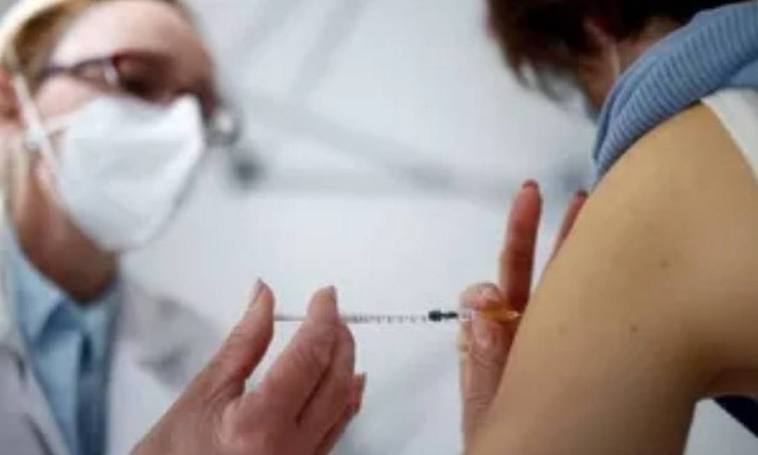 Enfermeira administra dose de vacina da AstraZeneca Foto: STEPHANE MAHE/REUTERS