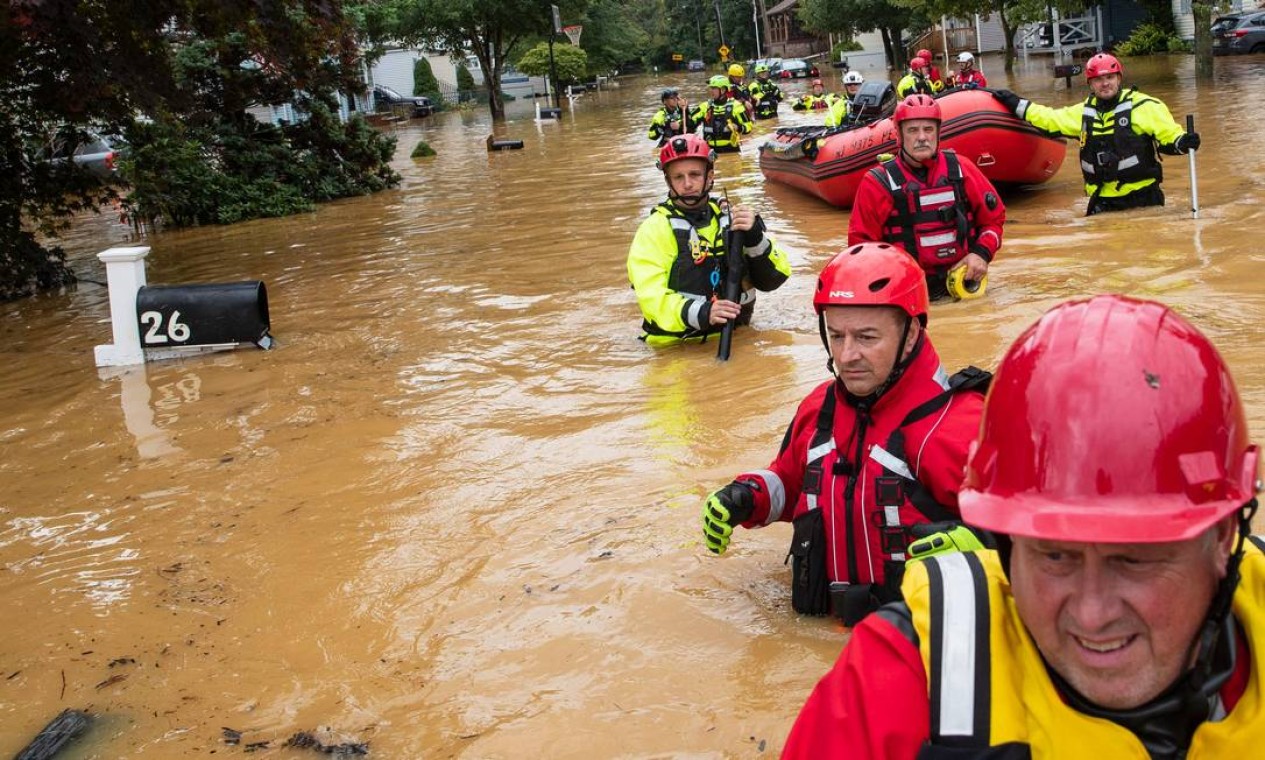 Membros da New Market Volunteer Fire Company realizam uma buscas em Nova Jersey, nos EUA, atingida pela tempestade tropical Henri Foto: TOM BRENNER / AFP