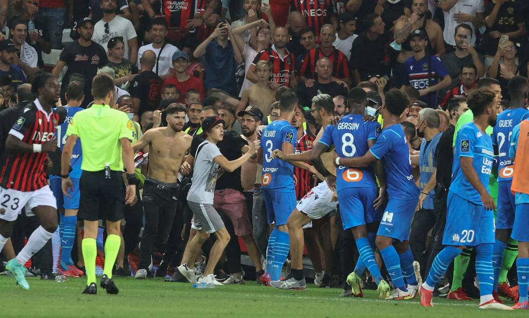 Jogo entre Nice e Olympique de Marselha é paralisado por faixas homofóbicas, futebol francês