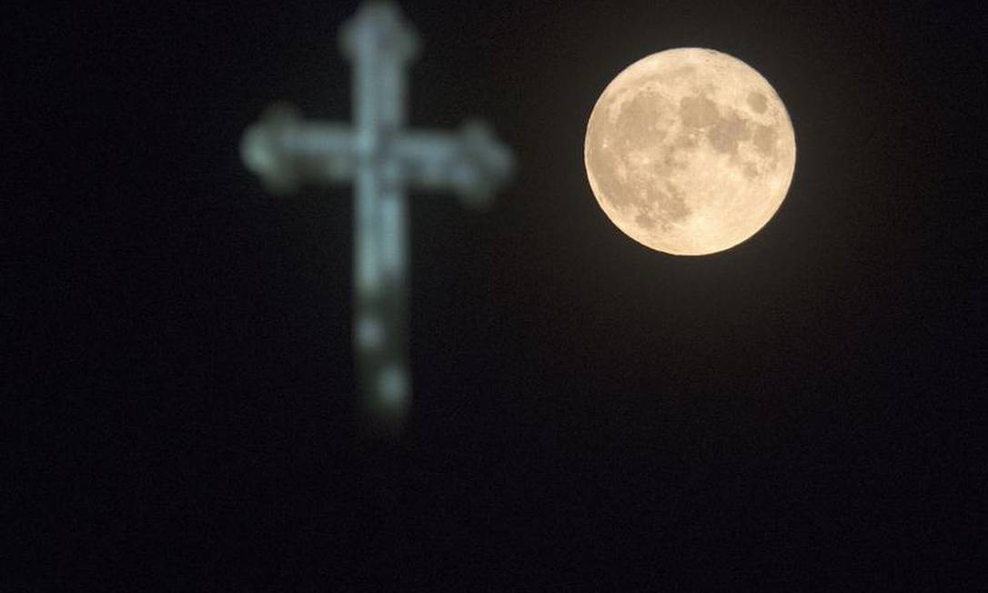 Lua Azul, surge atrás da Igreja de São João Batista em Skopje Foto: AFP