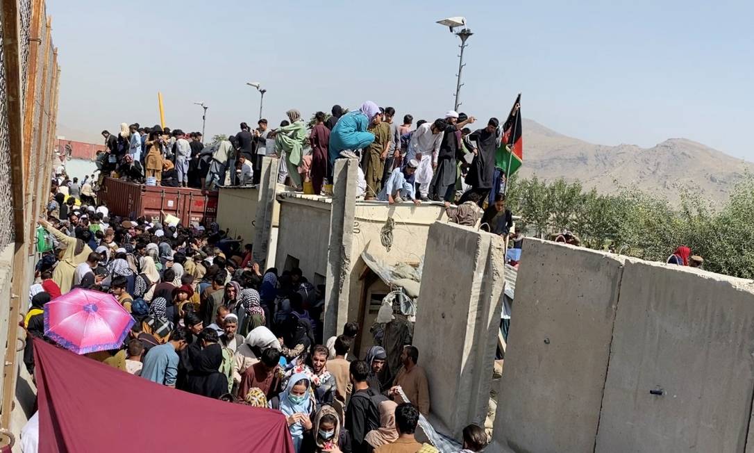 Pessoas se aglomeram nos arredores do aeroporto de Cabul tentando embarcar em voos de fuga Foto: ASVAKA NEWS / via REUTERS/23-8-21